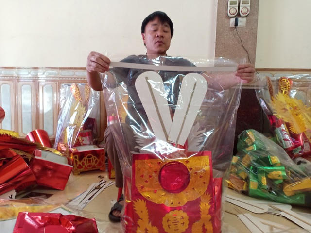 Hôm nay, hộ ông Đồng đã hoàn thiện xong hơn 1 nghìn bộ sản phẩm ông Công, ông Táo.