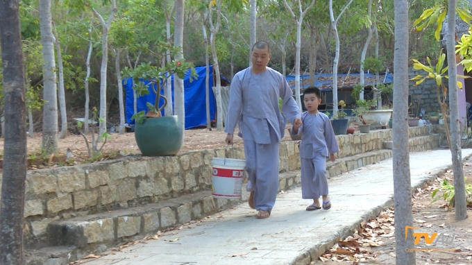  Tay xách nách mang. 