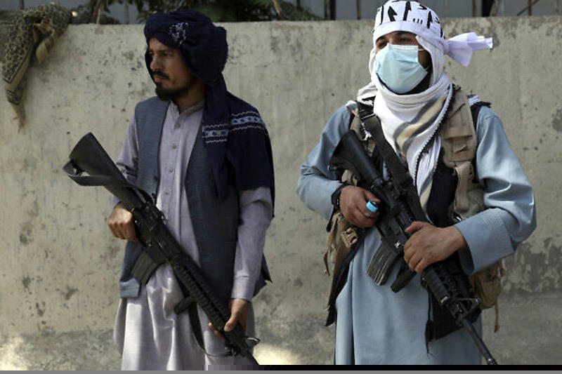 Các tay súng Taliban đang đứng canh gác trên một đường phố Kabul ngày 16/8. Ảnh: AP
