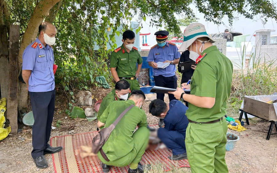 Lực lượng chức năng tiến hành khai quật và khám nghiệm tử thi