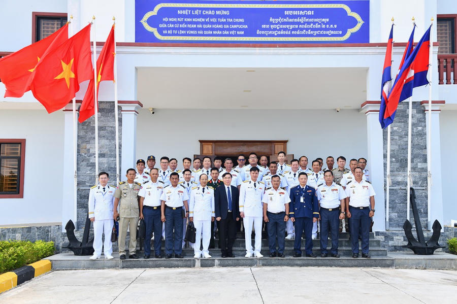 Các đại biểu tham dự hội nghị chụp ảnh lưu niệm