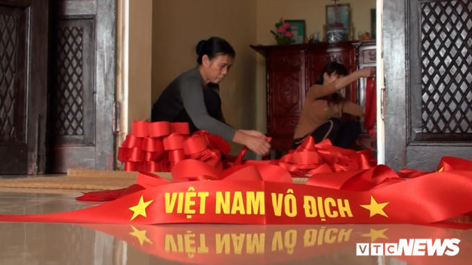 Dù mệt vì phải làm việc thâu đêm suốt sáng nhưng các công nhân ở xưởng sản xuất cờ Tổ quốc của gia đình anh Phục rất vui vẻ, phấn khởi vì công việc của họ góp phần rất lớn cho việc tiếp lửa các cầu thủ trẻ của đội tuyển U23 Việt Nam tranh hùng tại trận chung kết U23 châu Á.