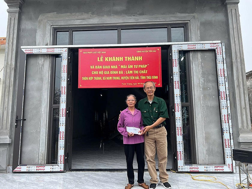 Ông Lê Trung Sơn, Chủ tịch Hội CCB tặng quà hộ Gia đình Lâm Thị Chắt.