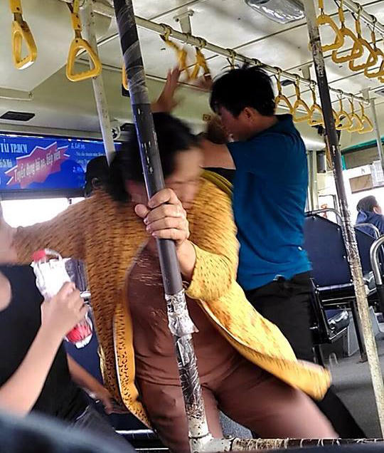 Một số hành khách trên xe sợ vạ lây tháo chạy.