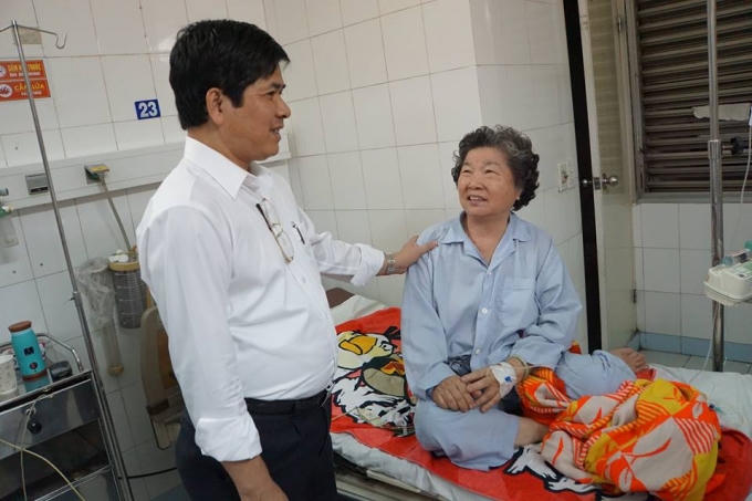 TTND-GS-TS. Nguyễn Đức Công đã đến tận giường bệnh động viên và tặng quà cho bệnh nhân