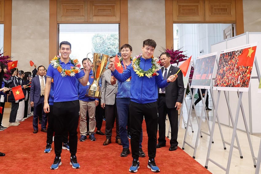 Đội tuyển Việt Nam và chiếc cúp vô địch.