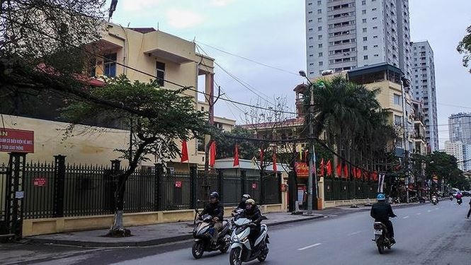 Điểm mặt hàng loạt tuyến phố Hà Nội tự ý chi tiền tỷ lát đá vỉa hè