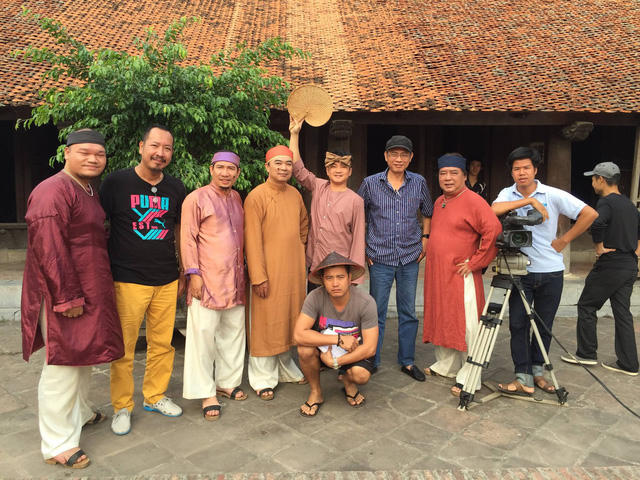 Đạo diễn Phạm Đông Hồng chụp cùng các diễn viên tham gia phim "Chôn nhời".
