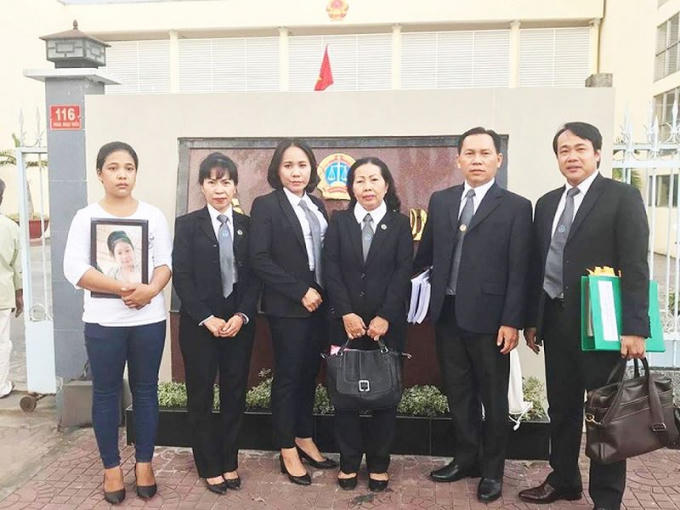 LS Thanh (ngoài cùng bên phải) và các đồng nghiệp cùng mẹ nạn nhân trong phiên phúc thẩm