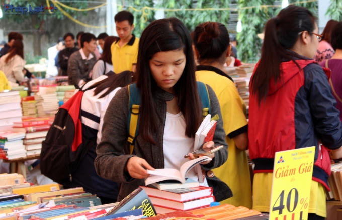 Rất đông các bạn trẻ, đặc biệt là sinh viên tham gia chợ sách. (Ảnh: Đức Biên)