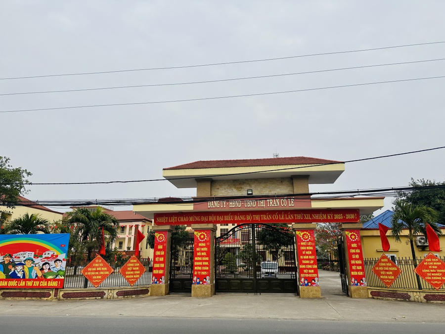 Trụ sở UBND Thị trấn Cổ Lễ của huyện Nông thôn mới Trực Ninh (tỉnh Nam Định) trang hoàng rực rỡ cờ hoa mừng Đảng mừng Xuân 2025.