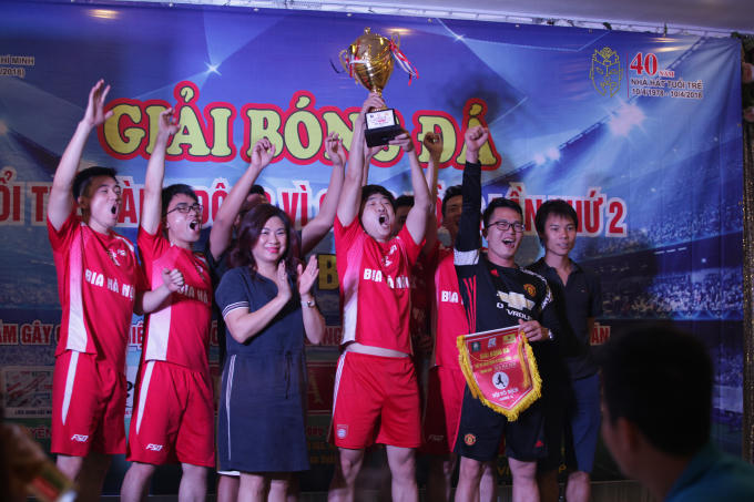 Đội bóng Habeco đã giành chiến thắng và nâng cao chiếc cup vô địch.
