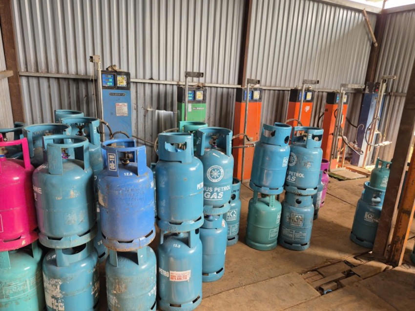 Lực lượng chức năng phát hiện cơ sở đang thực hiện hoạt động sang chiết, nạp và kinh doanh khí LPG trái phép. (Ảnh: CCQLTT)