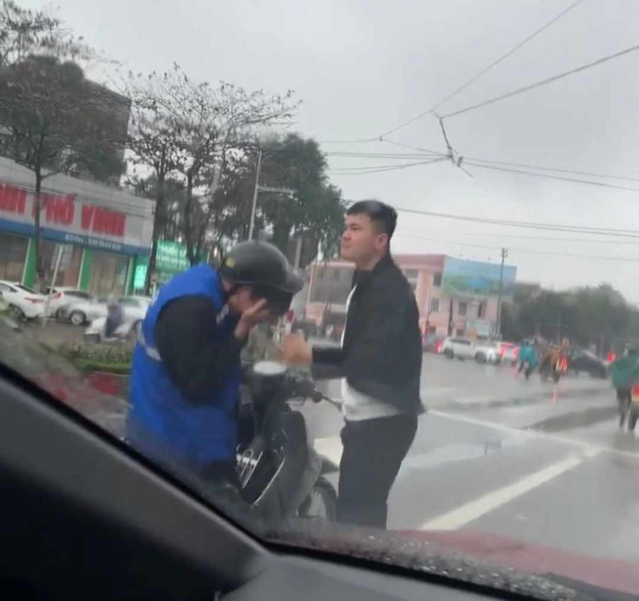 Nam thanh niên mặc áo shipper bị đánh liên tục vào mặt - Ảnh cắt từ video.
