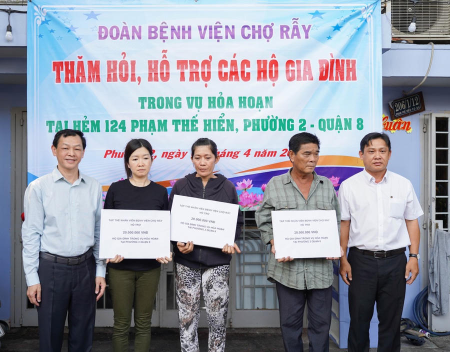 Bệnh viện Chợ Rẫy hỗ trợ tổng số tiền 250 triệu đồng cho 9 hộ bị thiệt hại trong vụ cháy ở quận 8. (Ảnh: BVCC)