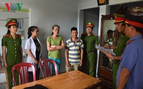 Cơ quan chức năng đọc lệnh bắt giữ Nguyễn Thị Băng Tâm.