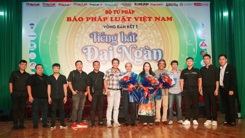 Ban tổ chức tặng hoa và chụp hình lưu niệm cùng Ban giám khảo và Ban nhạc Nam Phương đến từ thành phố Hồ Chí Minh.