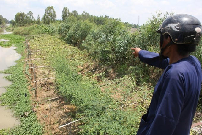 Ông Được chỉ phần đất của mình bị lấp thành bờ kênh nhưng không được đền bù