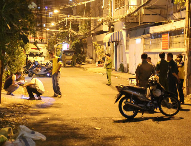 Công an phong tỏa hiện trường để khám nghiệm