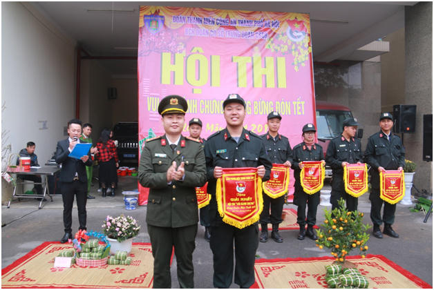 Đ/c Đại úy Nguyễn Minh Tuấn, Phó Bí thư Đoàn Thanh niên CATP Hà Nội trao giải thưởng cho các đội đoạt giải trong hội thi.