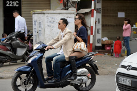 Theo quan sát, tỷ lệ người đi xe máy "xịn" không đội mũ bảo hiểm trong ngày Tết diễn ra khá nhiều.