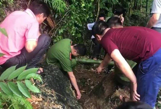 Lực lượng chức năng kiểm tra nơi mà những nhà "ngoại cảm" chỉ có 3 tấn vàng. Ảnh Tiền Phong.