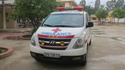 Chiếc xe cứu thương này đậu ở sảnh bệnh viện Nhi Trung ương đã bị các bảo vệ cản trở, không cho đón bệnh nhân.