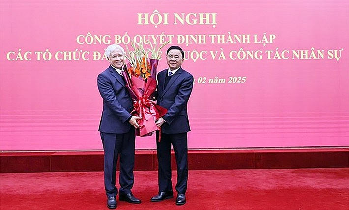 Thường trực Ban Bí thư Trần Cẩm Tú tặng hoa chúc mừng đồng chí Đỗ Văn Chiến, Bí thư Đảng ủy Mặt trận Tổ quốc, các đoàn thể Trung ương nhiệm kỳ 2020-2025 (Ảnh: Quang Vinh)