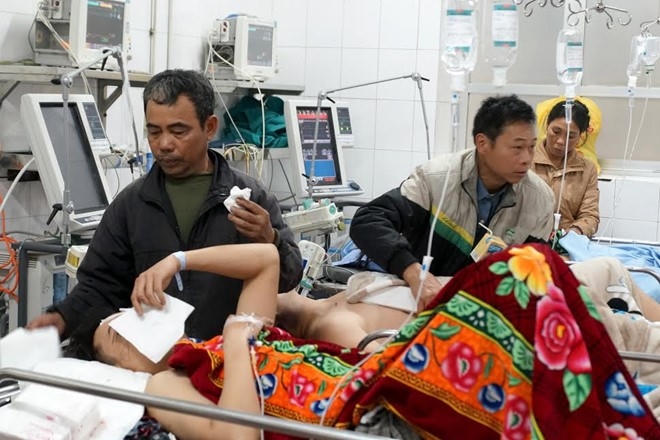 Nhìn con trai (ngoài cùng bên trái) kêu la vì đau, bố nạn nhân Hiến than thở: "Thế này coi như mất Tết rồi còn gì nữa chú". Ảnh: Phạm Duy.