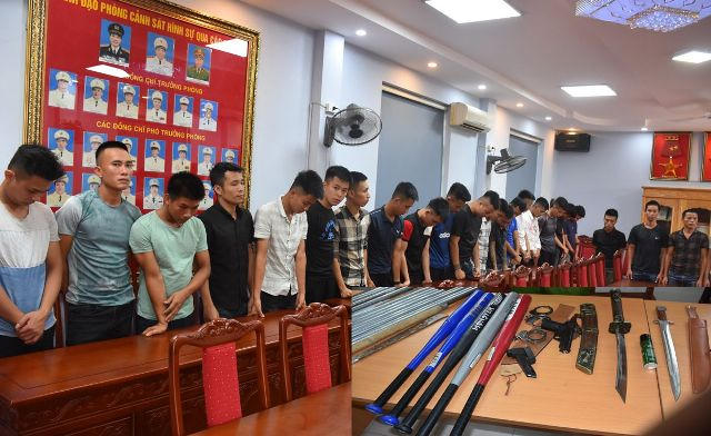 Tạm giữ hình sự 21 đối tượng tham gia hỗn chiến tại Thọ Xuân bằng hung khí dao kiếm. (Ảnh: Công an Thanh Hóa)