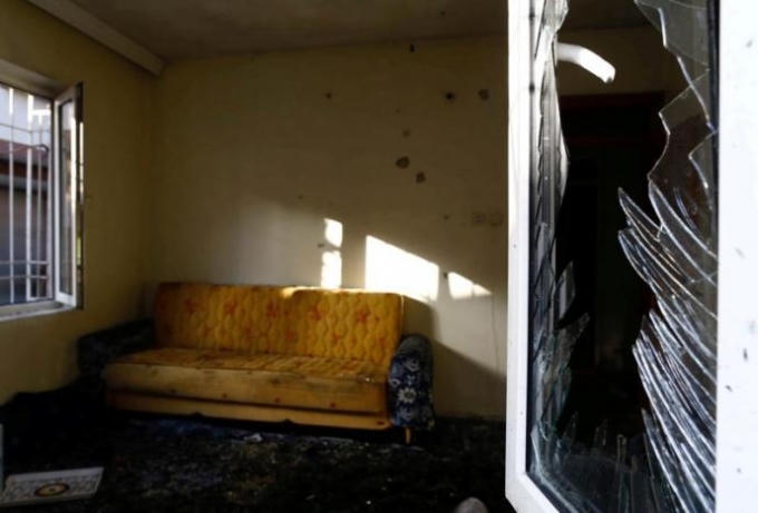Một ngôi nhà bị phá hủy gần nơi quả bom phát nổ. (Ảnh: Reuters)