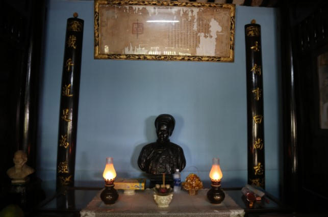 Bàn thờ đơn sơ cụ Trương Vĩnh Ký tại ngôi nhà cổ với kiến trúc ba gian hai chái truyền thống, đây cũng là nơi cụ sống và làm việc vào những ngày cuối đời.