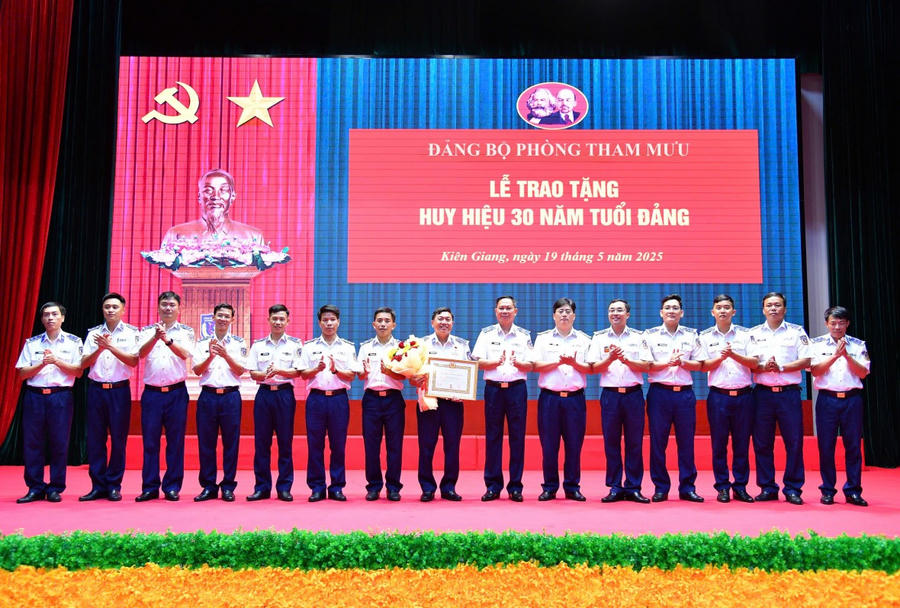 Thiếu tướng Nguyễn Văn Dũng - Bí thư Đảng ủy, Chính ủy Bộ Tư lệnh Vùng Cảnh sát biển 4 và Đảng bộ Phòng Tham mưu tặng hoa chúc mừng Đại tá Trần Nguyên Lai