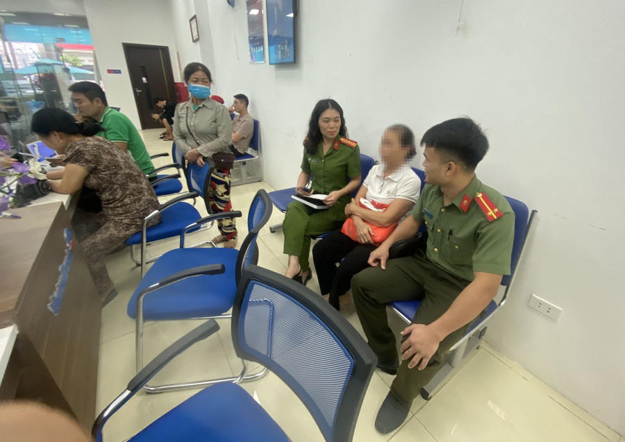 Công an thị trấn Hà Trung ngăn chặn bà C. chuyển hơn 200 triệu đồng cho các đối tượng lừa đảo