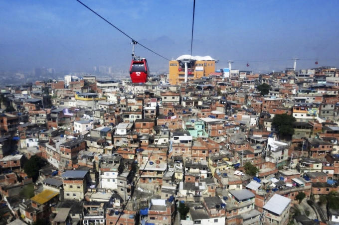 Cáp treo chạy qua Complexo Alemao, một khu phố lớn ở phía bắc Rio. (Ảnh: Reuters)