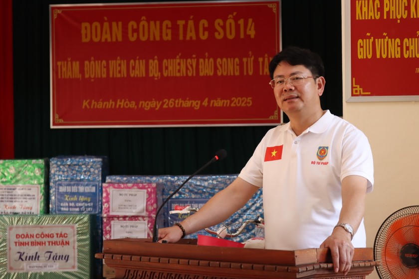 Thứ trưởng Nguyễn Thanh Tịnh thăm quân và dân ở đảo Song Tử Tây