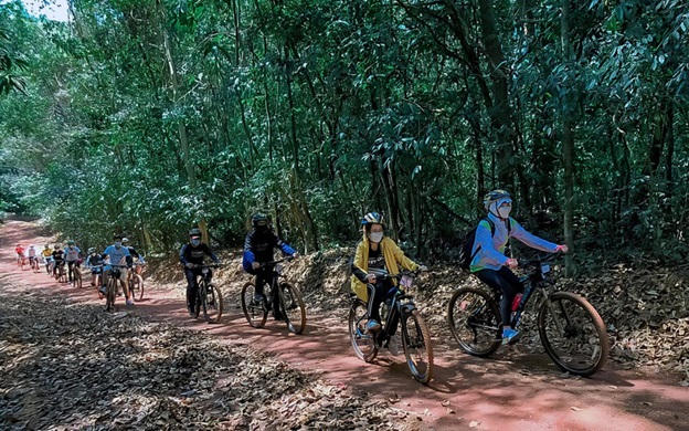 Khách du lịch trải nghiệm tua đạp xe, đi bộ xuyên rừng tại Khu Bảo tồn Thiên nhiên - Văn hóa Ðồng Nai
