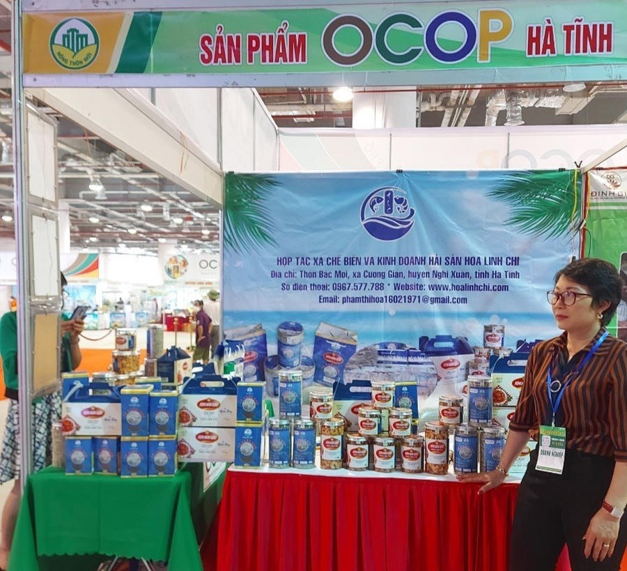 Các sản phẩm OCOP HTX Hoa Linh Chi tham gia tại hội chợ