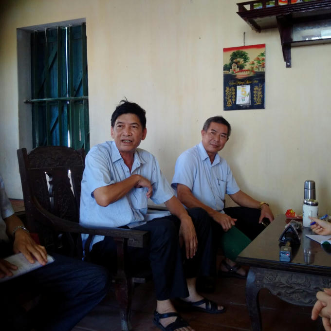 Ông Vũ Văn Hợp, Phó Chủ tịch UBND huyện Tứ Kỳ (bên phải) đến yêu cầu ông Đạt dừng hoạt động sản xuất gạch ngày 5/7/2018.
