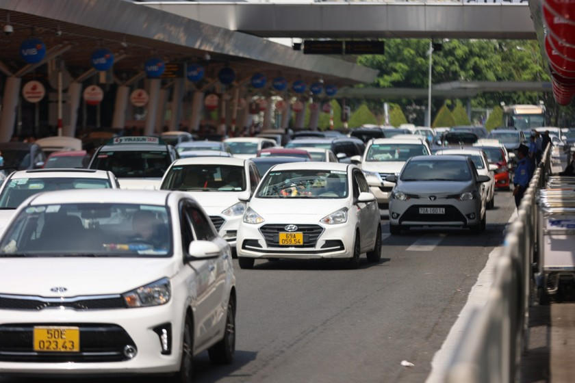 Taxi, xe công nghệ vào đón trả khách ở sân bay Tân Sơn Nhất, tháng 1/2023. (Ảnh: VNE)