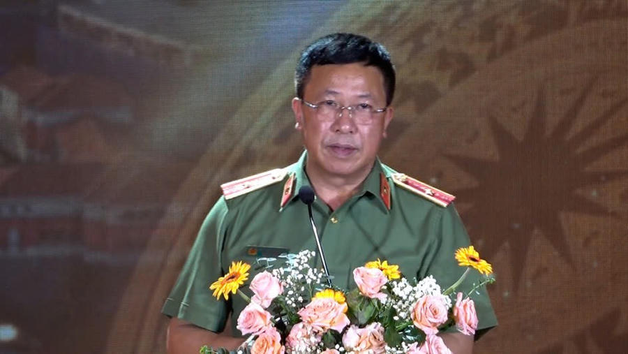 Thiếu tướng, NSND Nguyễn Công Bẩy - Phó Cục trưởng Cục Công tác chính trị, Phó Trưởng ban Thường trực Tổ chức Hội diễn nghệ thuật quần chúng Bộ Công an phát biểu khai mạc hội diễn.