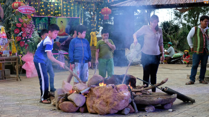 Các em nhỏ về tham dự thưởng thức cơm lam, bắp nướng.