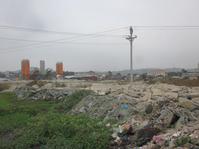 Trạm trộn bê tông của Công ty Phúc Thịnh đặt ngay cạnh QL1A và tuyến đường sắt Bắc Nam. Ảnh: Nguyệt Chi.