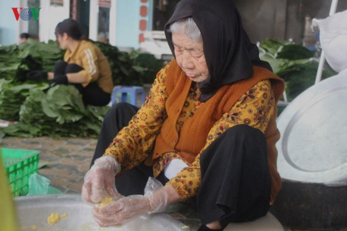 Tại c&aacute;c hộ g&oacute;i b&aacute;nh, mỗi người thực hiện một c&ocirc;ng việc kh&aacute;c nhau, người trẻ, thanh ni&ecirc;n th&igrave; g&oacute;i b&aacute;nh, người gi&agrave; th&igrave; nắm đỗ. Kh&ocirc;ng kh&iacute; Tết đ&atilde; thực sự rộn r&agrave;ng tr&ecirc;n l&agrave;ng Tranh Kh&uacute;c.