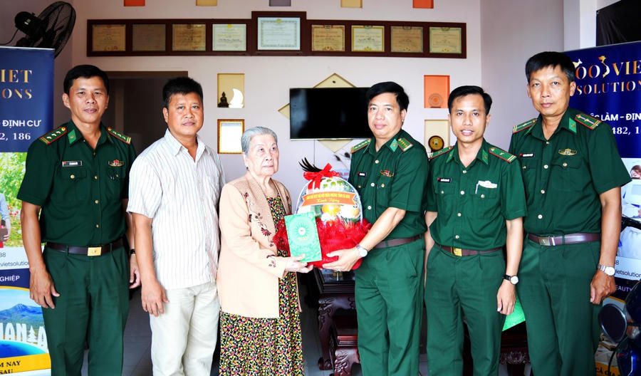 Đại tá Đào Nguyên Hoạt – Phó Chỉ huy trưởng Ban Chỉ huy BĐBP Cà Mau thăm, tặng quà gia đình Anh hùng Lực lượng vũ trang nhân dân Bùi Hữu My.