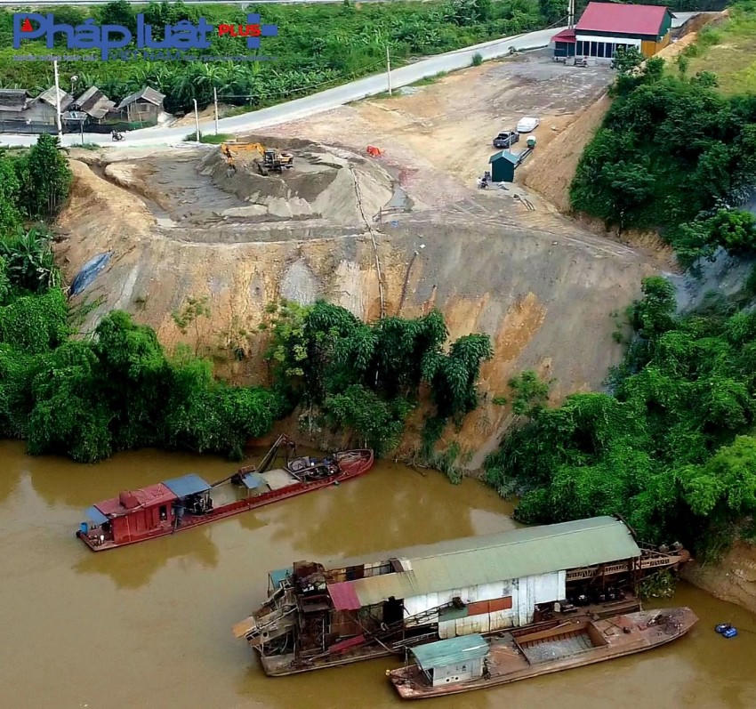 Hoạt động của bến thuỷ vô cùng tấp nập.