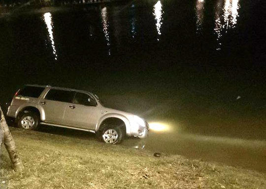 Xe ôtô lao xuống hồ Xuân Hương trong đêm.