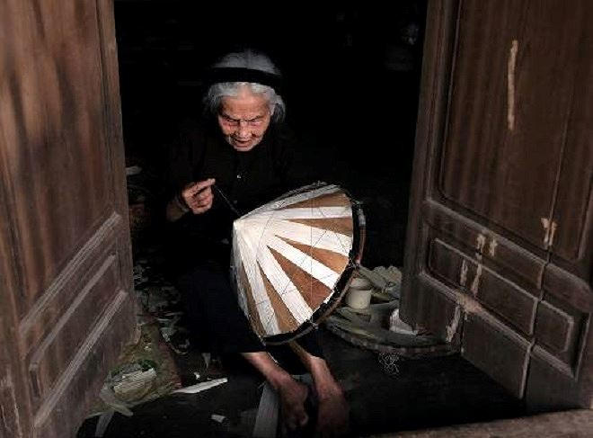 Bà Phạm Thị Ký khâu nón từ khi 10 tuổi, năm nay 93 tuổi mỗi ngày  khâu được một chiếc nón.