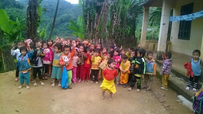 Các em nhỏ mặc phong phanh đến trường.