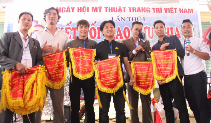 Ngày hội Mỹ thuật Trang trí Việt Nam lần thứ nhất được diễn ra với sự góp mặt của các họa sĩ, người làm mỹ thuật trang trí trên cả nước.